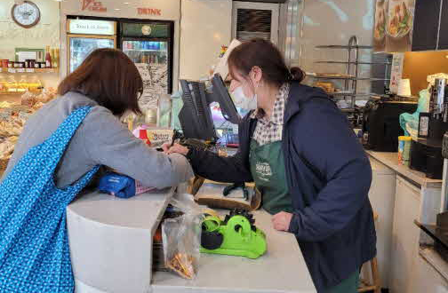 수원시가 새 학기를 맞아 오는 8일까지 학교 주변에서 어린이 기호식품을 조리·판매하는 700개 업소를 대상으로 위생 지도·점검을 한다. (사진제공=수원시청)