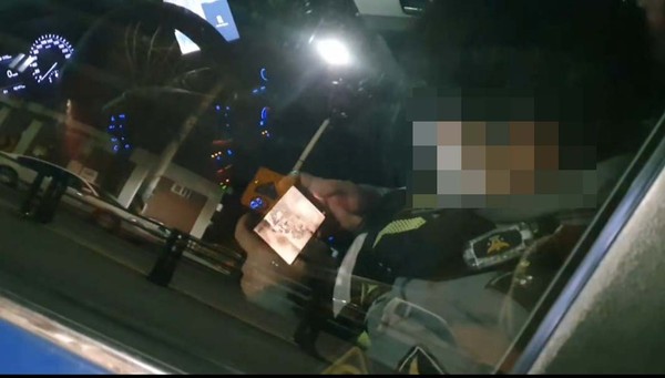 지난 3일 오후 9시30분께 갈산동 북초등학교 인근에서 갈산지구대 소속 경찰관 2명이 순찰차에서 근무시간에 유튜브 영상을 보다 시민에게 적발됐다. (사진제공=독자제보 )