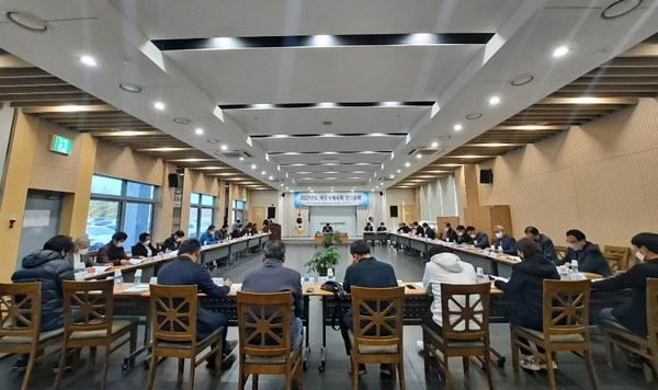여주시체육회는 3일과 4일 여주축협 하나로마트 2층 회의실에서 ‘2021년도 여주시체육회 정기총회’와 ‘2021년도 정기이사회’를 개최하고 회원 종목 단체장 및 읍면동 체육회장 변경과 2020년도 회계감사 결과 보고, 2021년도 사업계획안에 따른 예산안을 심의 의결했다. 사진은 3일 열린 여주시체육회 정기 이사회 모습. (사진=김광섭 기자)