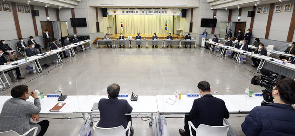 경기도의회는 의회사무처 1층 대회의실에서 ‘지방의회 인사권 독립 등 현안 대응방안 논의를 위한 道 의회사무처-시·군 의회사무국 회의’를 진행했다. (사진제공=경기도의회)