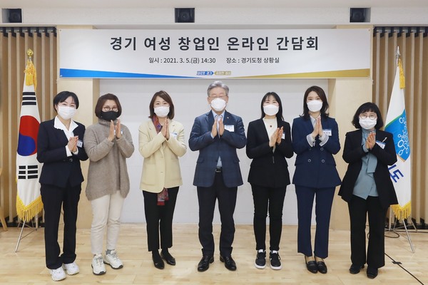 지난 5일 오후 경기도청 신관 2층 상황실에서 이재명 경기도지사와 김지수 쓰리시랩대표, 강보라 아레테 대표, 전미란 괜찮은곳 대표, 정애경 클레어드 대표 4인과, 제윤경 경기도 일자리재단 대표이사가 함께 한 자리에서 온라인 참석 10인(오정아-하랑, 김형주-티아, 임하율-솔레마망, 서지수-나비나리, 박윤정-케이스타일퍼브, 최수미-최고집, 임수진-가벽닷컴, 박효은-따듯한손길, 황성혜-모던한, 임정민-88후드)대표들과 함께 간담회가 열리고있다. (사진제공=경기도청)