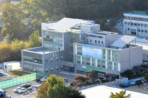 수원시가 ‘스마트시티형 도시재생 뉴딜사업’이 진행되는 연무동 일원에 ‘상수도 원격검침시스템’을 구축했다. 사진은 수원시상수도사업소. (사진제공=수원시청)