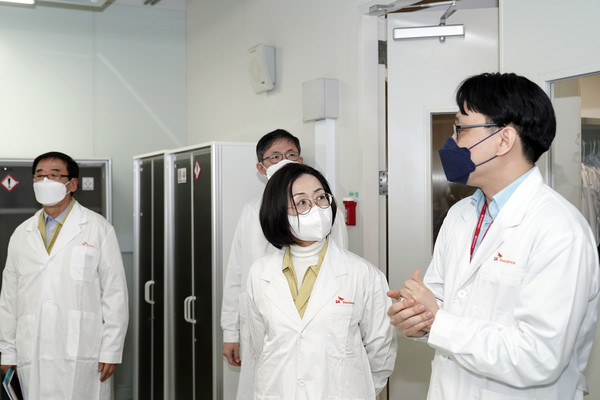 은수미 성남시장(가운데)은 지난 5일 지역 내 신종 코로나바이러스 감염증(코로나19)의 백신 생산기업인 SK바이오사이언스를 방문했다. (사진제공=성남시청)