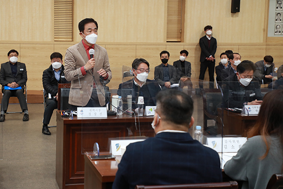 평택시는 지난 6일 평택시청 대회의실에서 평택시·LH 평택사업본부 관계자 및 평택시의회 의원 그리고 고덕 총연합회 임원진이 참여하는 가운데, 유튜브 생중계로 공개토론회를 진행했다. (사진제공=평택시청)