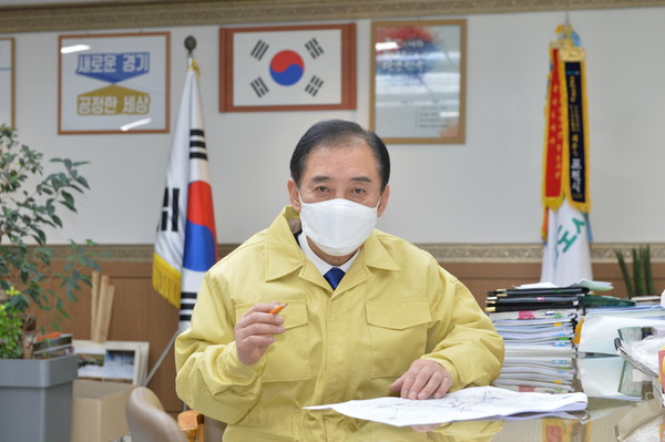 박윤국 시장은 “모두가 어렵고 힘든 시기에 코로나19 극복에 힘써왔던 시민들에게 위기를 극복하고, 이를 기회로 삼아 이겨낼 수 있도록 촘촘한 행정을 펼쳐 모든 시민들이 어려움을 겪지 않도록 지원을 아끼지 않겠다”고 밝혔다. (사진제공=포천시청)
