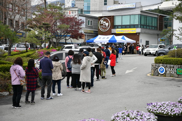 포천시 재난기본소득 신청에 나선 시민들. (사진제공=포천시청)