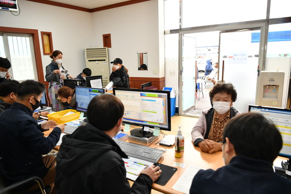 포천시 재난기본소득 신청을 지원하고 있다. (사진제공=포천시청)