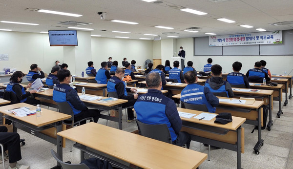 화성시는 8일 화성종합경기타운 대회의실에서 민간환경감시원 발대식·직무교육을 실시했다. (사진제공=화성시청)