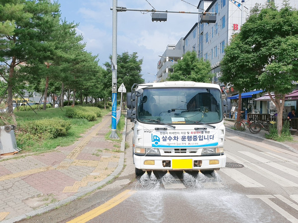 안성시는 도로 재비산먼지를 저감하기 위해 2021년에도 주기적으로 살수차를 운행한다고 밝혔다. (사진제공=안성시청)