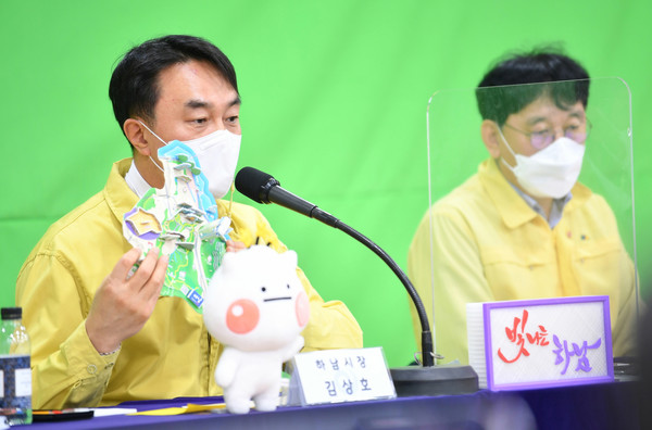 김상호 하남시장(왼쪽)은 8일 천현동을 시작으로 줌을 이용한 전면 온라인 화상대화를 통해 ‘2021년 주민과의 대화’를 진행한다. (사진제공=하남시청)