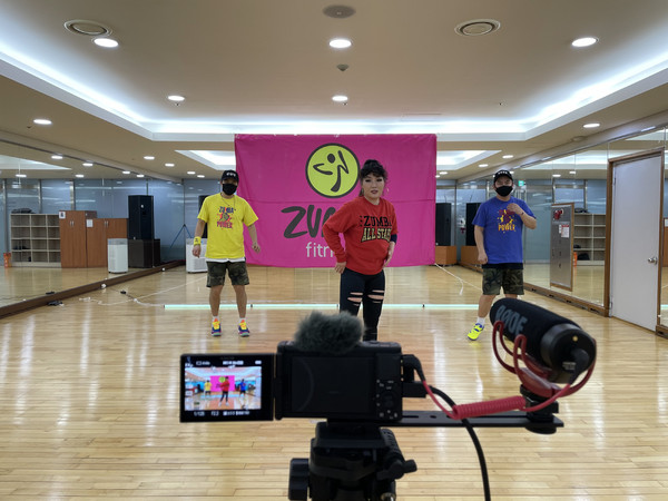 과천도시공사는 코로나19 일상에 지친 시민들을 위해 방역지침을 준수해 매주 수요일 생활체육 프로그램을 온라인 라이브 방송으로 운영한다. (사진제공=과천도시공사)