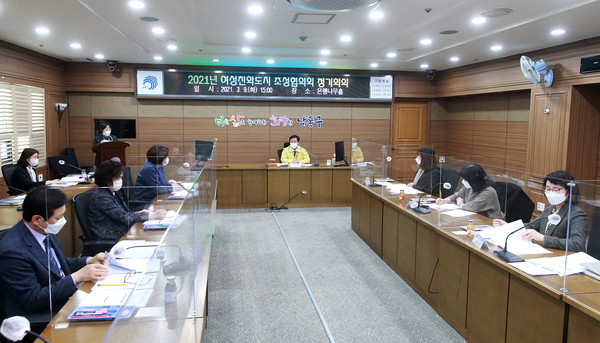 남동구는 지난 9일 구청 은행나무홀에서 코로나19 방역지침을 준수하며 2021년 여성친화도시 조성협의회 정기회의를 개최했다. (사진제공=남동구청)