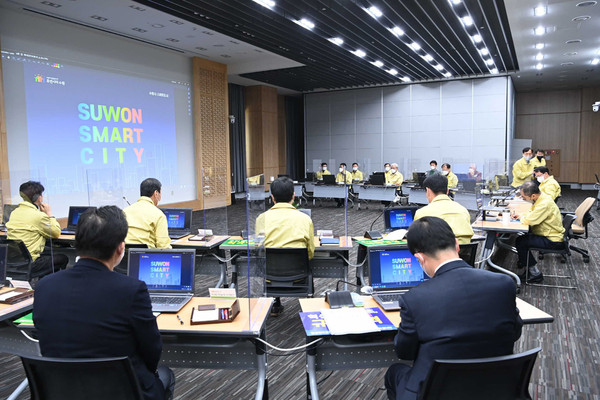 지난 2월 25일 수원시청에서 열린 3월 중 확대간부회의에서 시 공직자들이 스마트도시계획 내용을 공유하고 있다. (사진제공=수원시청)