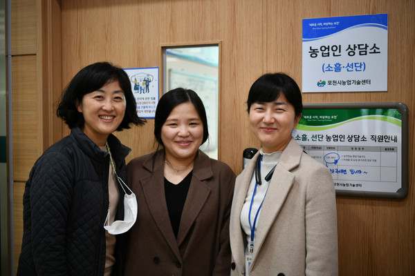 포천시 관내 농업 현장 내 어려움이 생기면 제일 먼저 달려가는 농업상담소 3인방이 농민들로부터 인기를 끌고 있어 화제가 되고 있다. (사진제공=포천시청)