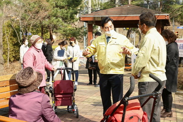 김상돈 의왕시장은 지난 10일 시민들의 삶과 연관된 생활밀착형 현장을 찾아가는‘제32차 현장행정의 날’을 실시했다. (사진제공=의왕시청)