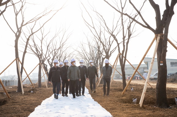 이재현 서구청장은 지난 10일 경서3구역 느티나무 300 숲길 조성 현장을 방문해 현장을 둘러보며 관계자들과 친환경 숲길 조성에 대한 의견을 나눴다. (사진제공=서구청)