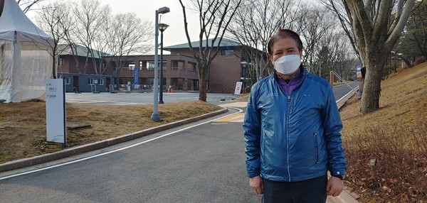 안양시장 최대호 시장이 생활치료소 퇴소하고 있다. (사진제공=안양시청)