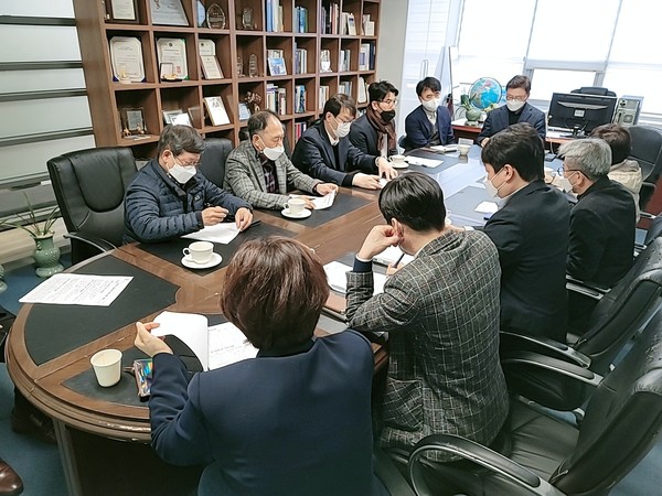박광온 국회의원은 지난 13일 경기도 산하 7개 공공기관 이전 발표에 대해 대책을 마련하고자 ‘경기도 공공기관 이전 반대 범시민추진위원회’ 대표자들과 간담회를 가졌다. (사진제공=박광온의원실)