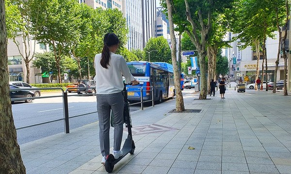 파주시는 경기 북부에선 최초로 전동킥보드 등 개인형 이동장치의 수요가 증가함에 따라 안전 문제가 사회적 문제로 대두되고 있는 점을 감안, 개인형 이동장치의 안전 강화를 위한 조례를 제정, 시행키로 했다. (사진=중앙신문DB)