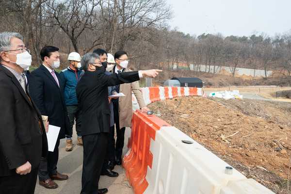 인천시의회 교육위원회는 15일 한들구역 도시개발사업 공사 현장 및 인근 학교인 백석중학교, 백석고등학교, 주얼리고등학교 등을 방문했다. (사진제공=인천시의회)