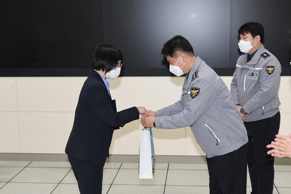 양주시는 지난 11일 통합관제센터 CCTV 관제요원이 절도용의차량 검거에 기여한 공로로 양주경찰서로부터 감사장을 받았다고 밝혔다. (사진제공=양주시청)