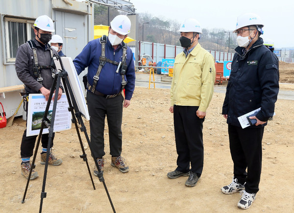 김운영 고양시 덕양구청장이 비산먼지 발생사업장을 방문해 미세먼지 저감 대책 이행여부와 현장의 불편사항을 점검하는 등 현장행정을 했다고 15일 밝혔다. (사진제공=고양시청)