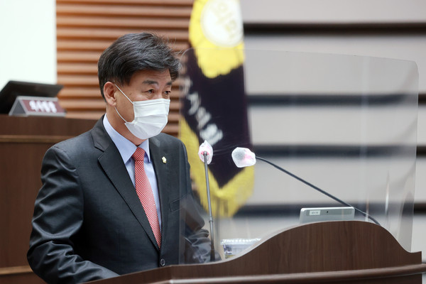 국민의힘 방세환 의원은 16일 열린 제284회 광주시의회 임시회 본회의 5분발언에서 더불어민주당 시의원 의원총회를 통해 보도된 2차 재난지원금 기사와 관련해 문제를 제기했다. (사진제공=광주시의회)
