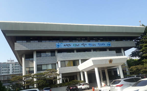 인천시의회 김준식 의원이 대표 발의한 ‘인천시 생활임금 조례 일부개정조례(안)’이 인천시의회 소관 상임위원회를 통과했다. 사진은 인천시의회 전경 (사진=중앙신문 DB)
