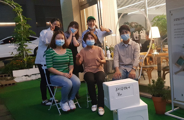 포천시 ‘헤이, 포천031’ 모임은 포천천변에서 건강과 지역 환경을 동시에 잡기 위한 ‘플로깅’ 활동을 펼치고 있다. (사진제공=포천시청)