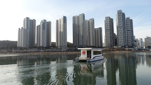 수원시가 광교호수공원 호수에 태양광 에너지를 동력으로 하는 친환경 관리선을 운행한다. (사진제공=수원시청)