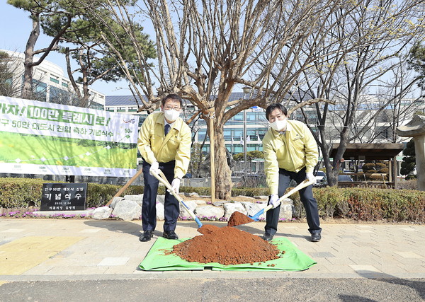 시흥시는 17일, 시흥시청 정문에서 ‘인구 50만 대도시 진입 기념식수’ 행사를 개최했다. 왼쪽부터 박춘호 시흥시의장, 임병택 시흥시장. (사진제공=시흥시청)