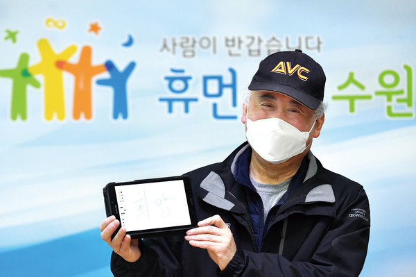수원시의 한 동행정복지센터에서 공공근로를 하고 있는 A씨가 청소를 하고 있다. (사진제공=수원시청)
