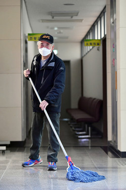 수원시의 한 동행정복지센터에서 공공근로를 하고 있는 A씨가 청소를 하고 있다. (사진제공=수원시청)