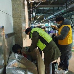 수원시와 다시서기센터 등 관계자들이 한파에 대비한 노숙인 보호에 나서 핫팩 등을 나눠주고 있는 모습. (사진제공=수원시청)