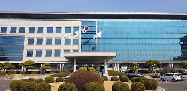경기도교육청이 1일부터 4일까지 안전한 2021학년도 대학수학능력시험을 위해 도내 모든 중·고등학교 학사운영을 원격수업으로 전환한다고 30일 밝혔다. 사진은 경기도교육청 전경. (사진=중앙신문DB)