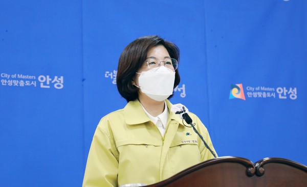 김보라 안성시장은 11일 안성시청 4층 대회의실에서 최근 안성시 축산물공판장 코로나19 집단감염 발생과 관련해 비대면 긴급 브리핑을 갖고, 발생현황 및 대응상황, 향후 대처계획을 발표했다. (사진제공=안성시청)