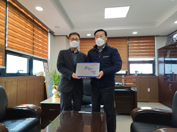 시흥시는 지난 17일 신한이피에스와 청년친화적 조직문화 조성을 위한 업무 협약을 체결했다. 왼쪽부터 엄계용 시흥시 일자리총괄과장, 안중산 신한이피에스 대표. (사진제공=시흥시청)