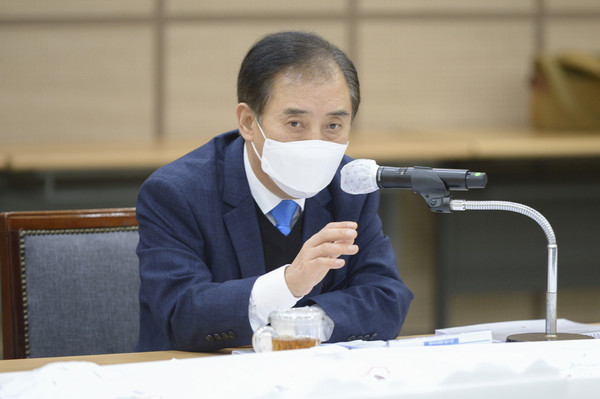 박윤국 포천시장이 양수발전소 주변 내 관광지 개발에 따른 최종용역 보고회를 주관하고 있다. (사진제공=포천시청)