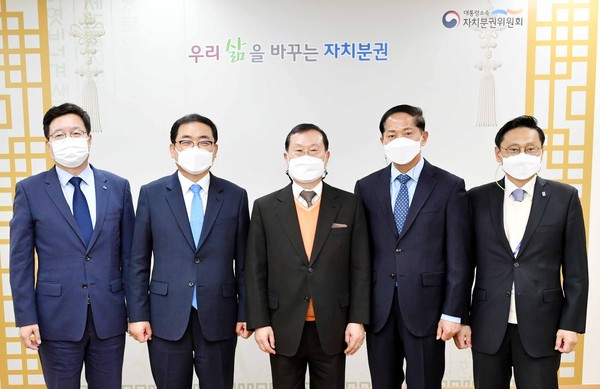 오후석 용인시 제1부시장(오른쪽 첫번째)이 이재준 고양시장, 염태영 수원시장, 허성무 창원시장과 김순은 자치분권위원장(가운데)을 만나  특례권한 이양 문제가 연내 입법화될 수 있도록 적극 지원해 줄 것을 건의했다. (사진제공=용인시청)