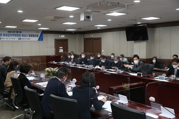 송옥주 더불어민주당 화성갑지역위원장과 서철모 화성시장은 지난 19일 오전 시청에서 ‘더불어민주당 화성갑지역위원회-화성시 2021년 1차 당정협의회’를 개최했다. (사진제공=화성시청)