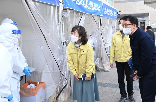 조청식 수원시 제1부시장이 지난 19일 수원역 임시선별검사소를 점검하고 있다. (사진제공=수원시청)