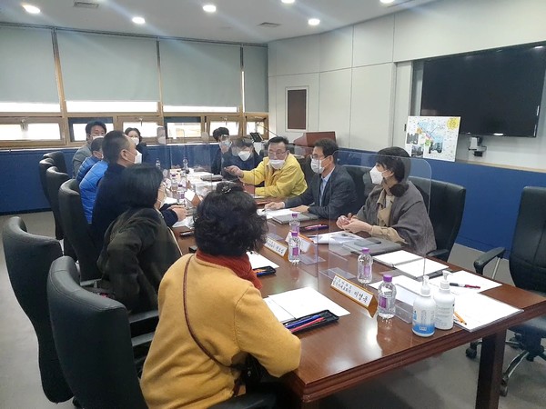 의왕시는 지난 19일 의왕경찰서, 부곡도깨비시장 상인회, 신우아파트 입주자대표회의가 모여 ‘부곡도깨비시장 차 없는 거리 조성 실무 간담회’를 가졌다. (사진제공=의왕시청)