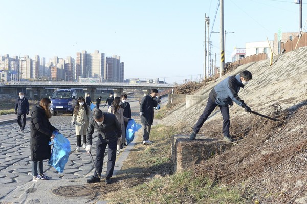 포천시는 22일 ‘세계 물의 날’을 맞아 새봄맞이 환경 정화활동에 전직원들이 나섰다. (사진제공=포천시청)