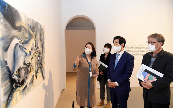 의정부미술도서관은 24일부터 개최하는 ‘도서관 속 작업실’전 개최를 앞두고 안병용 의정부시장이 의정부미술도서관을 방문해 격려했다고 밝혔다. (사진제공=의정부시청)
