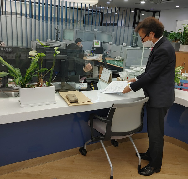 경기도 기흥동아파트 연합회 장풍영 회장이 민원서명부를 경기도청 및 관계기관에 접수하고 있다. (사진제공=기흥동아파트 연합회)