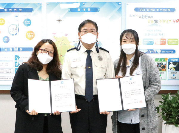 수원남부소방서는 민간인 2명에 대한 화재 대응 유공 수원시민 표창 행사를 진행했다고 24일 밝혔다. (사진제공=수원남부소방서)
