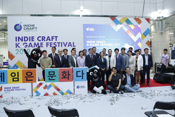 류해필 성남산업진흥원장과 황성익 한국모바일게임협회장은 지난 22일 공동주관하는‘2021 인디크래프트’개최를 위한 업무협약을 코로나19로 인해 서면으로 체결했다고 밝혔다. (