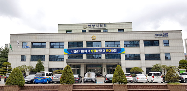 안양시의회 의장 선출을 위한 투표과정에서 무기명 비밀투표 원칙을 어긴 것과 관련, 경찰이 수사중인 가운데 법원이 의장 등에 대해 효력 정지를 명령했다. 사진은 안양시의회 전경. (사진=중앙신문 DB)