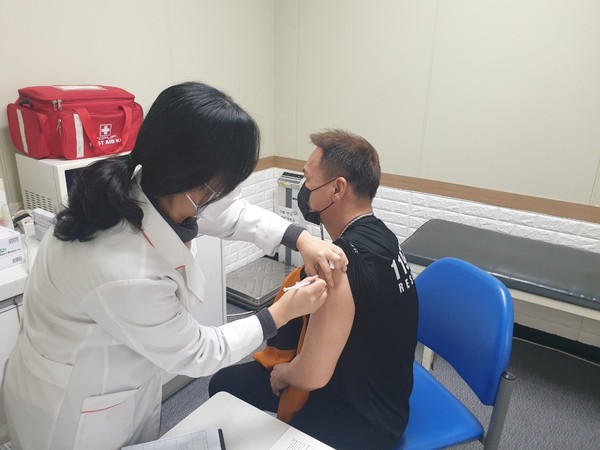 수원남부소방서는 지난 12일 오후 관내 보건소를 방문해 1차 대응요원 160명 중 50명의 현장 대원이 코로나19 예방 백신접종을 마쳤다.