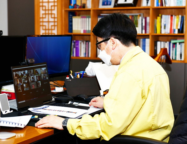파주시는 ‘조선 최초 임진강 거북선 복원’ 실시설계용역 착수보고회를 갖고 올 연말까지 ‘임진강 거북선 연구 발표회’ 및 ‘거북선 AR시스템 착수, 모형제작’ 등을 추진키로 했다. 사진은 최종환 시장이 비대면으로 진행된 회의에서 의견을 개진하고 있는 모습. (사진제공=파주시청)